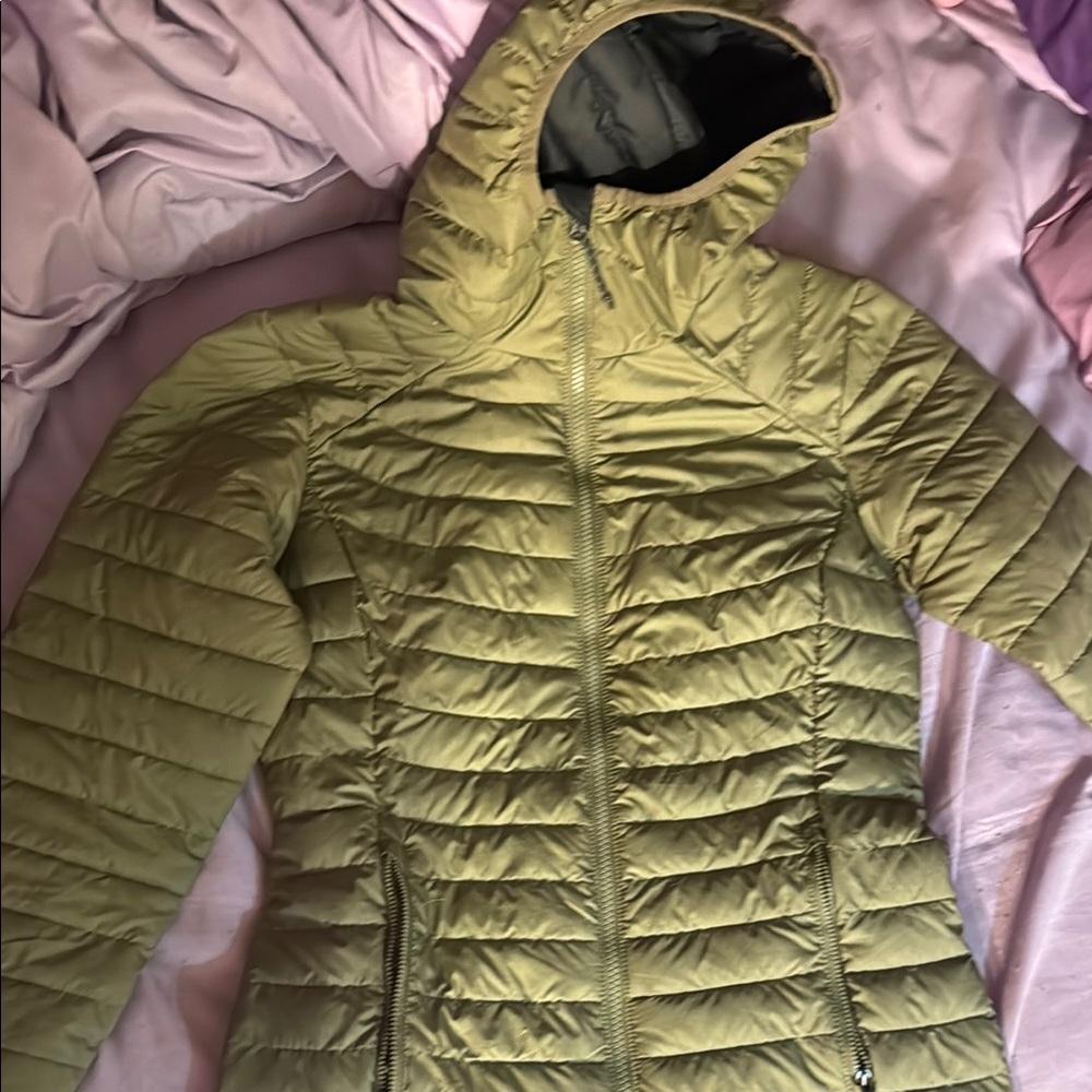 Green Puffer Jacket with Stand-Up Collar and Quilted Design